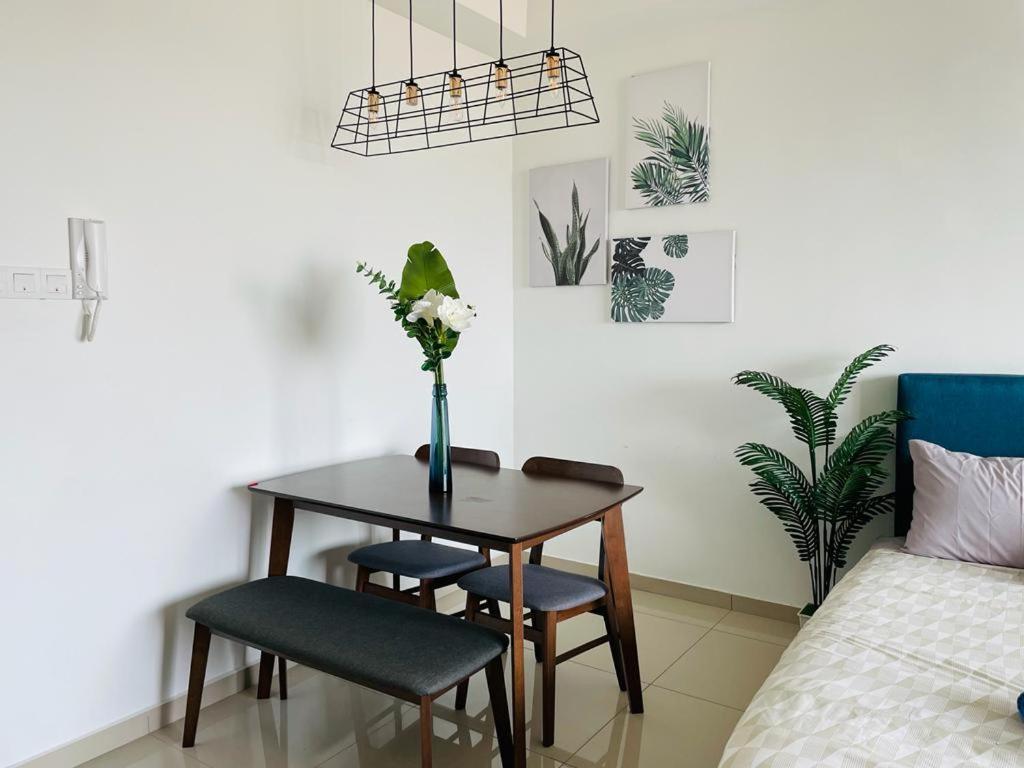 Homestay I-City Cantik, Tenang, Wifi, 4K Smart Tv, Netflix, Coway, Free Parking Shah Alam Esterno foto